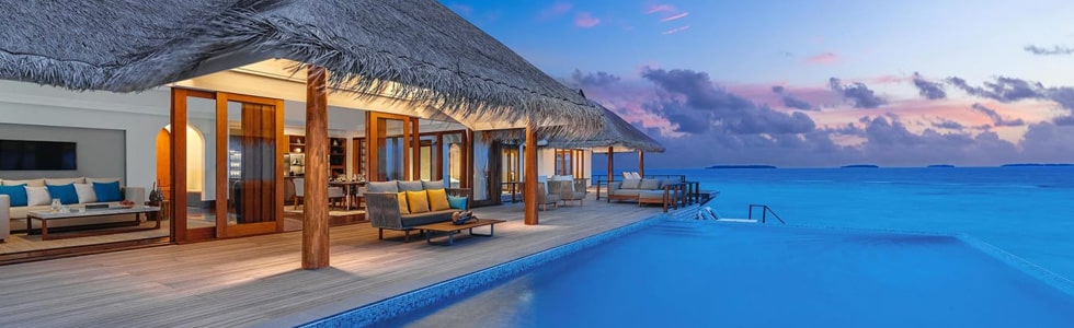 Luxury Anantara Kihavah Overwater Villa